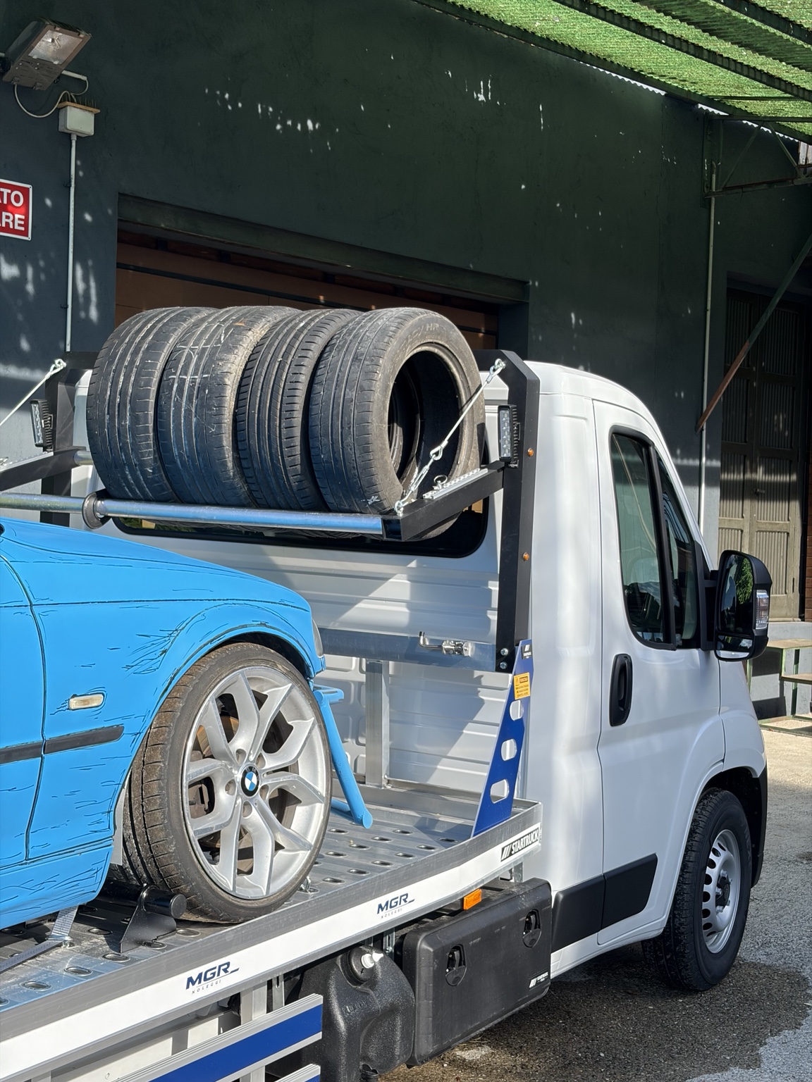 Dettaglio dell'auto da drift caricata sul mezzo MGR Noleggi