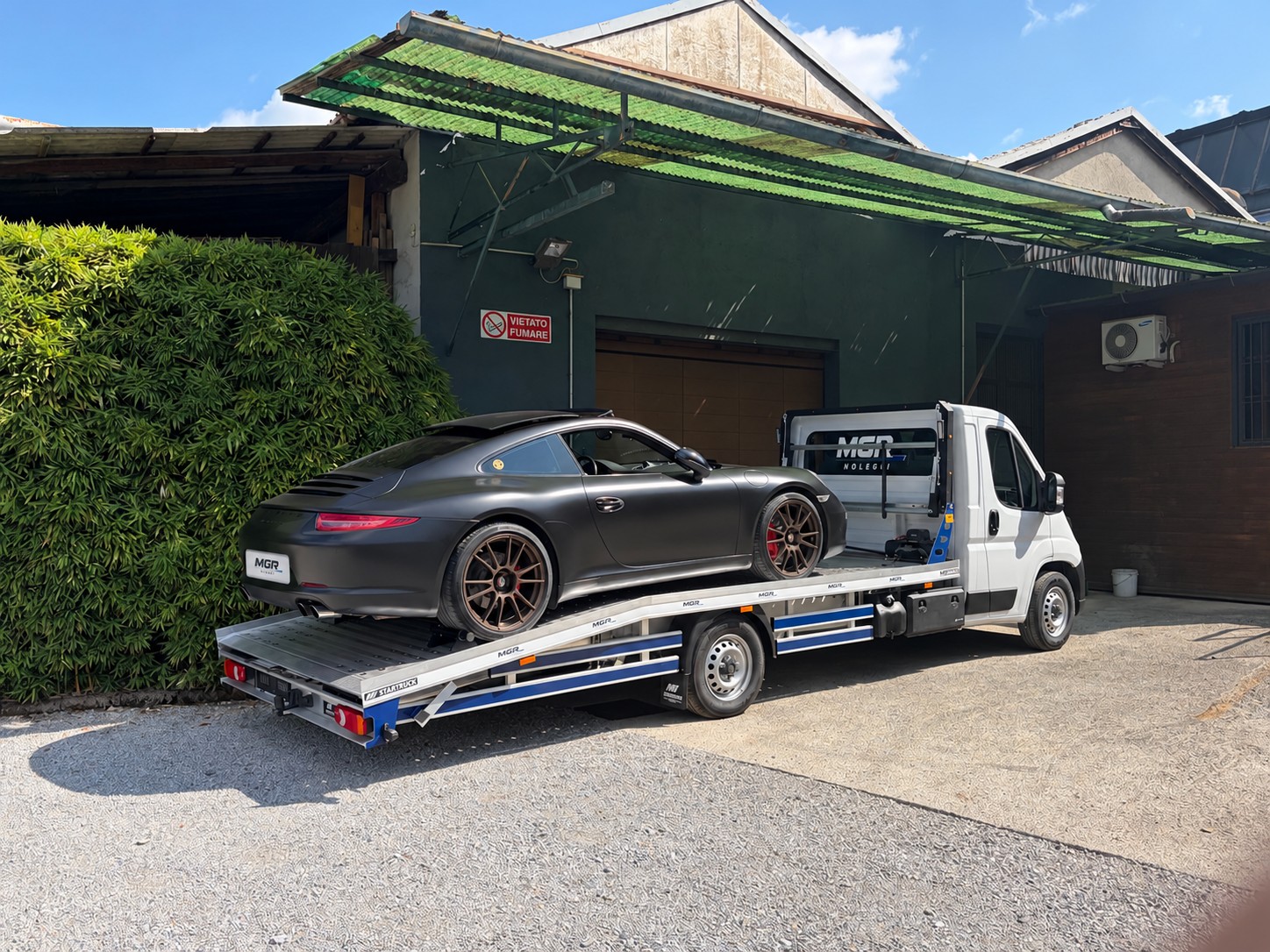Porsche 911 caricata sul carroattrezzi MGR Noleggi, vista laterale